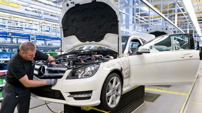 Η μείωση παραγωγής δεν αφορά τα υπερπολυτελή αυτοκίνητα, όπως η Mercedes-Maybach S-Class και το πλήρως ηλεκτρικό πολυτελές sedan EQS, μιας και είναι εξαιρετικά κερδοφόρα για την εταιρία

